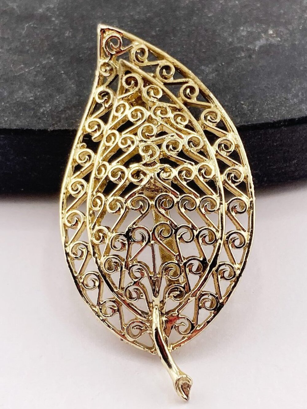 VINTAGE Silvery gold tone metal open weave design leaf brooch 1950s 1960s pin